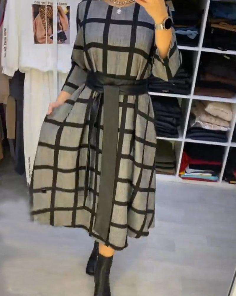 Robe à ligne A à carreaux avec encolure ronde