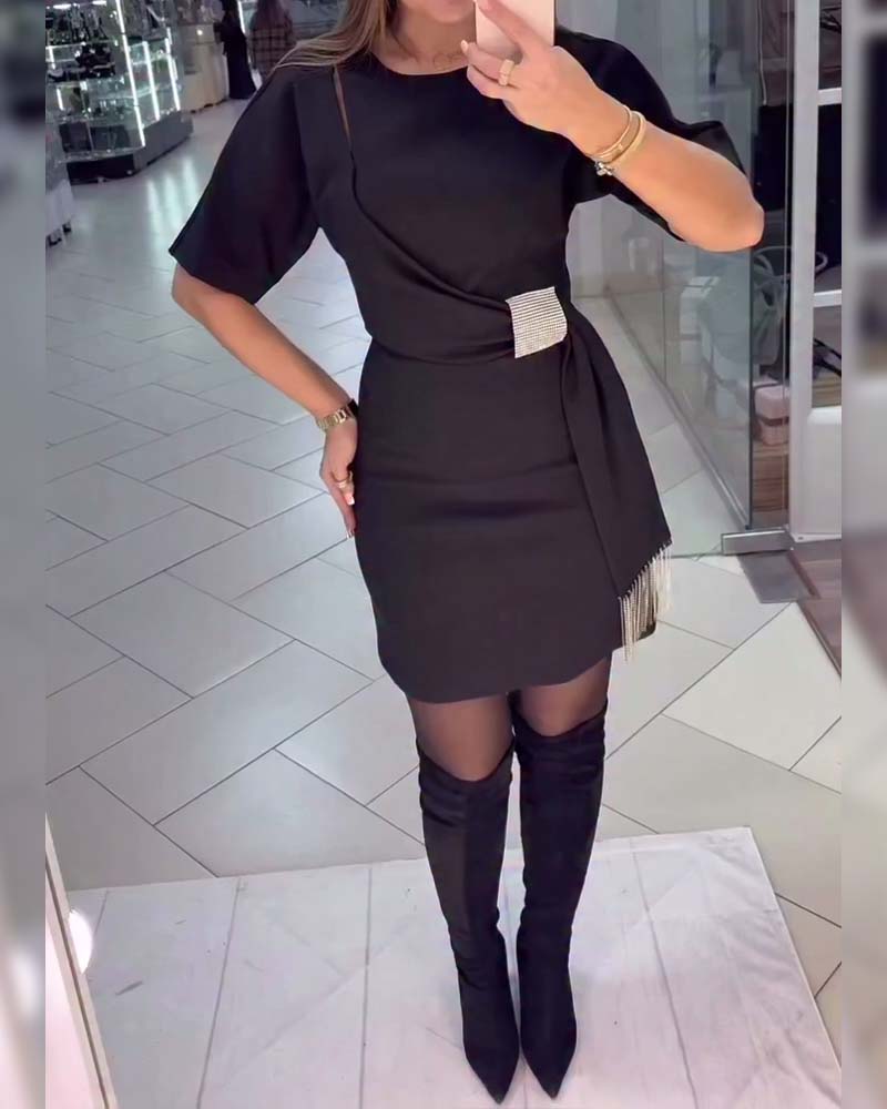 Robe élégante unie à manches courtes et à franges