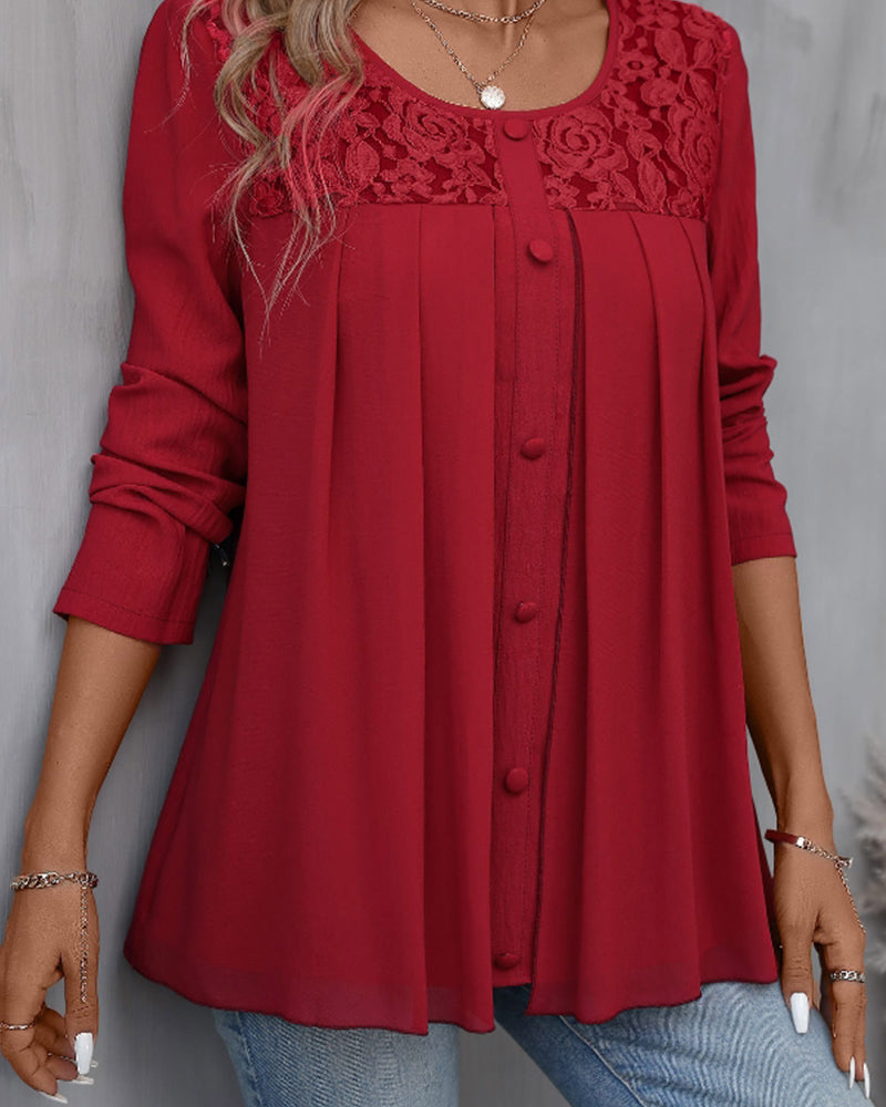 Élégant top en dentelle boutonné avec encolure ronde