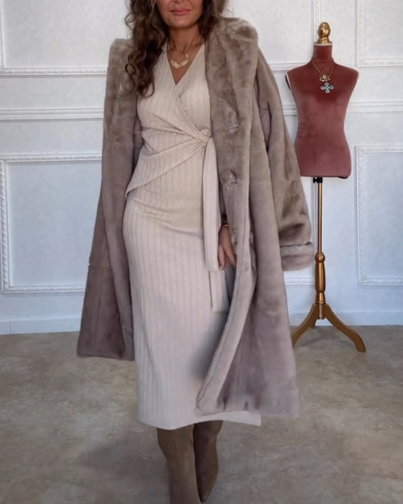 Robe élégante moulante avec col en V