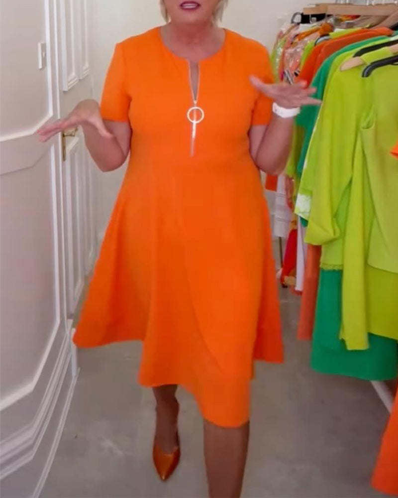 Robe à manches courtes avec fermeture éclair de couleur unie