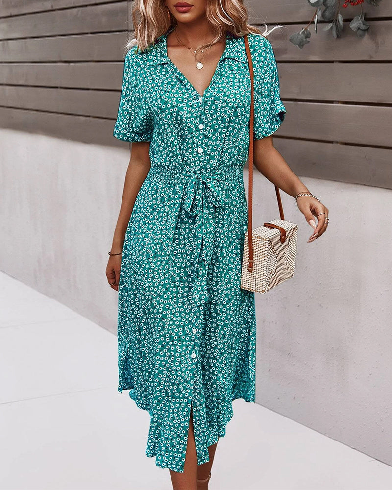 Robe à manches courtes, taille cintrée et imprimés fleuris
