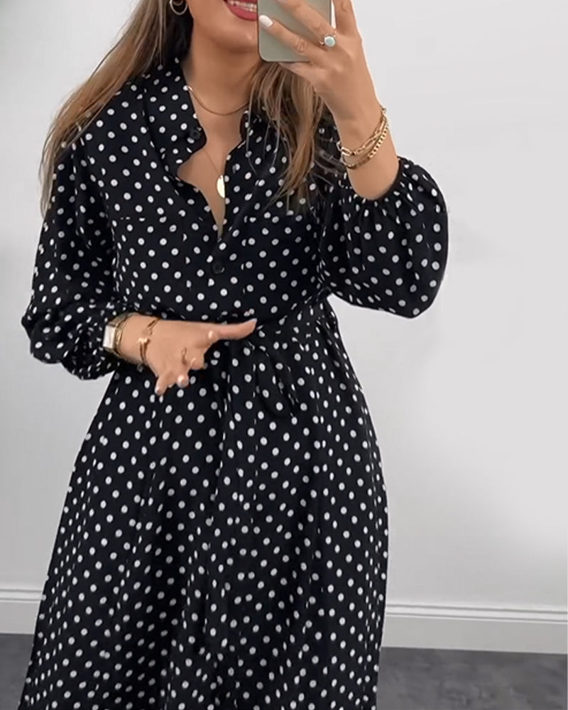 Robe élégante avec revers imprimé à pois