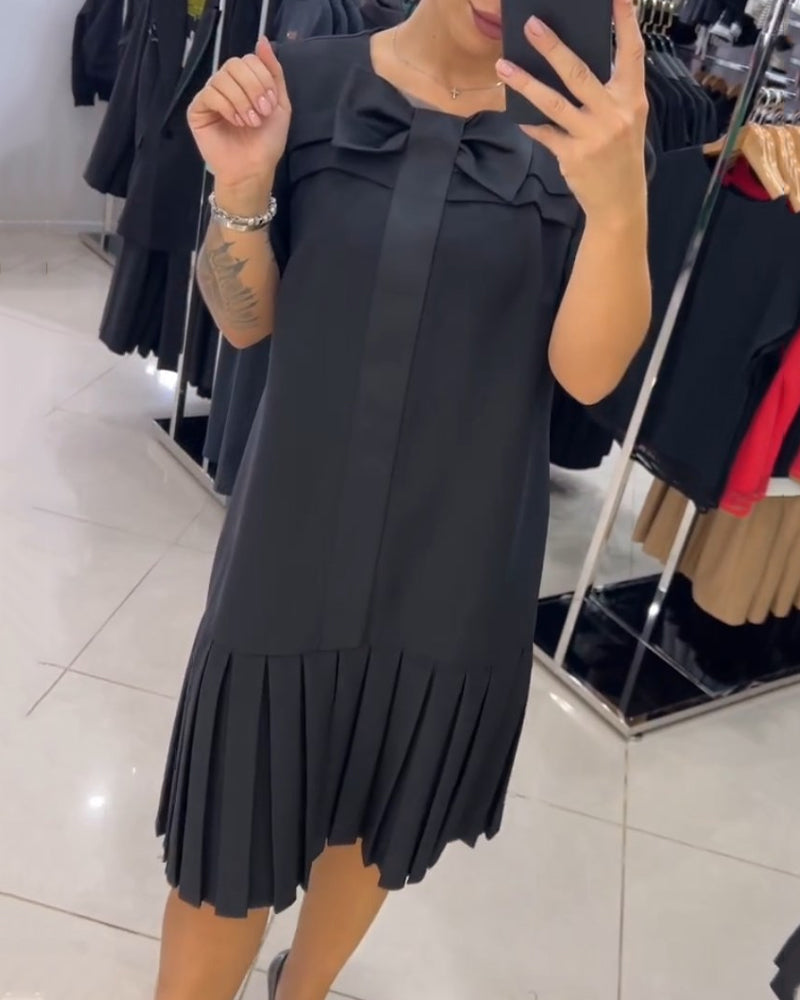 Robe à manches courtes et panneaux plissés