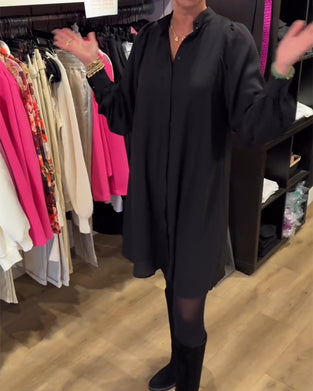 Robe avec col en V et longueur genou