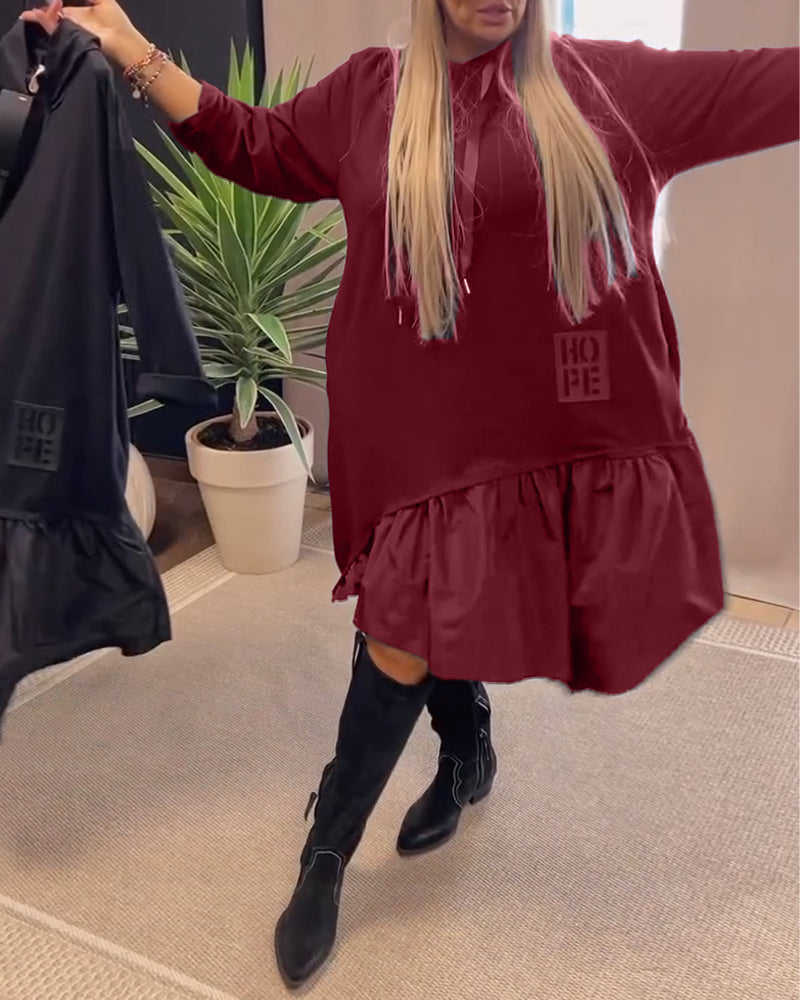 Robe ample à capuche et empiècements à manches longues