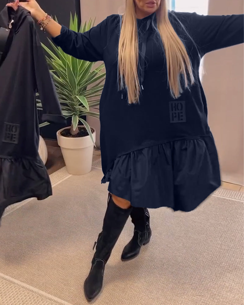Robe ample à capuche et empiècements à manches longues