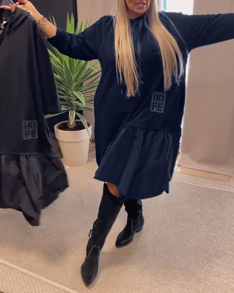 Robe ample à capuche et empiècements à manches longues