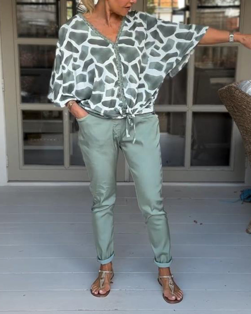 Blouse élégante imprimée col V manches chauve-souris