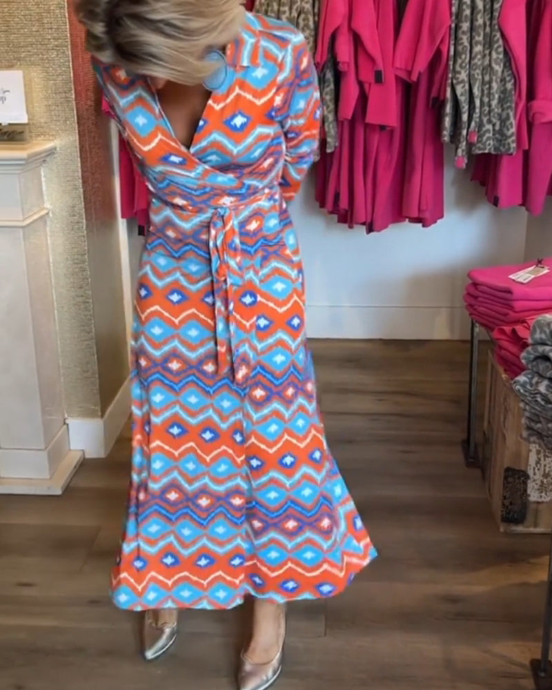 Robe à bretelles et revers imprimés colorés