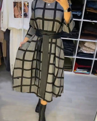 Robe à ligne A à carreaux avec encolure ronde