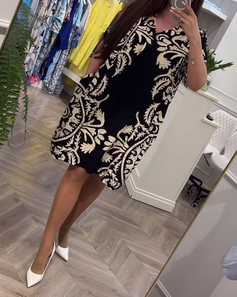 Robe ample à manches courtes et col en V imprimé rétro