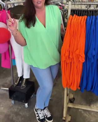 Blouse décontractée de couleur unie à volants et col en V