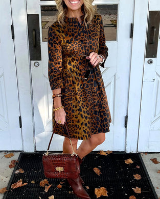 Une Robe Stylée Et Polyvalente À Imprimé Léopard