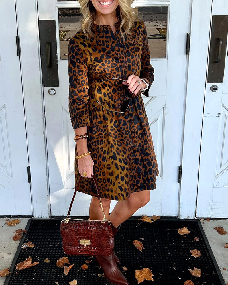 Une Robe Stylée Et Polyvalente À Imprimé Léopard