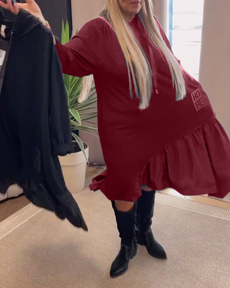 Robe ample à capuche et empiècements à manches longues