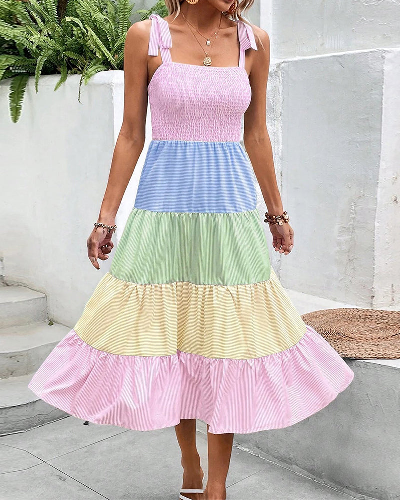 Robe avec empiècements et bretelles contrastés