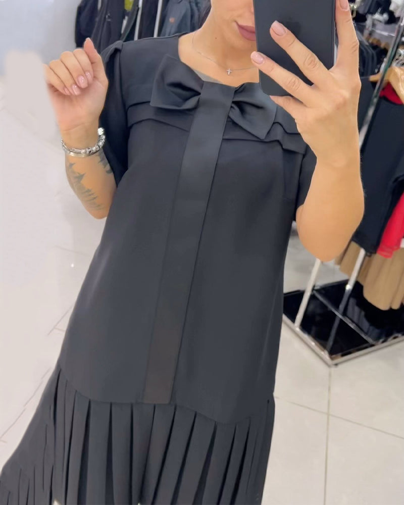 Robe à manches courtes et panneaux plissés