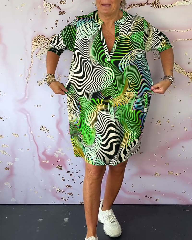 Robe à poches imprimée colorée avec col en V et demi-manches