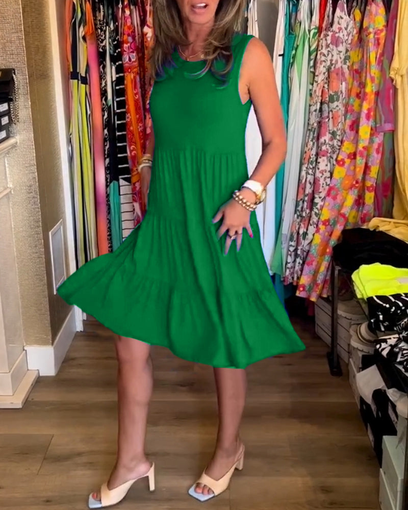 Robe à coupe plissée et sans manches