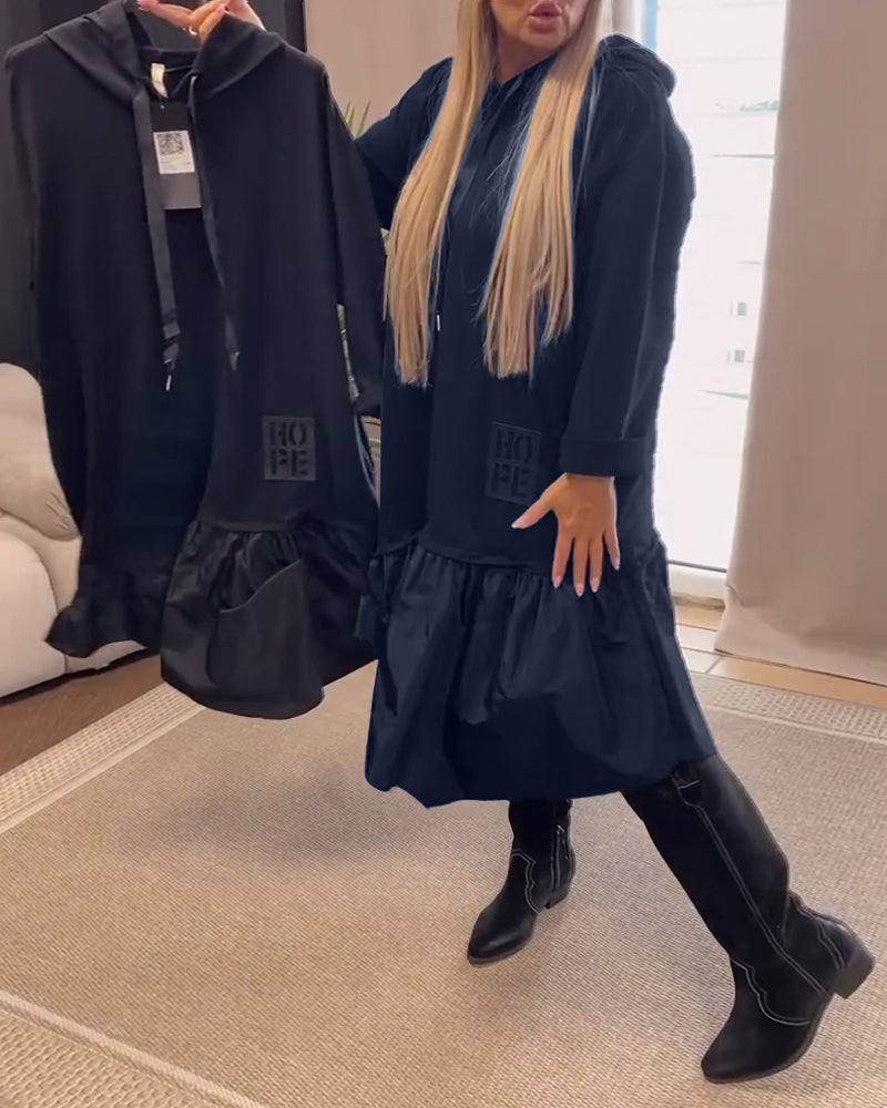 Robe ample à capuche et empiècements à manches longues