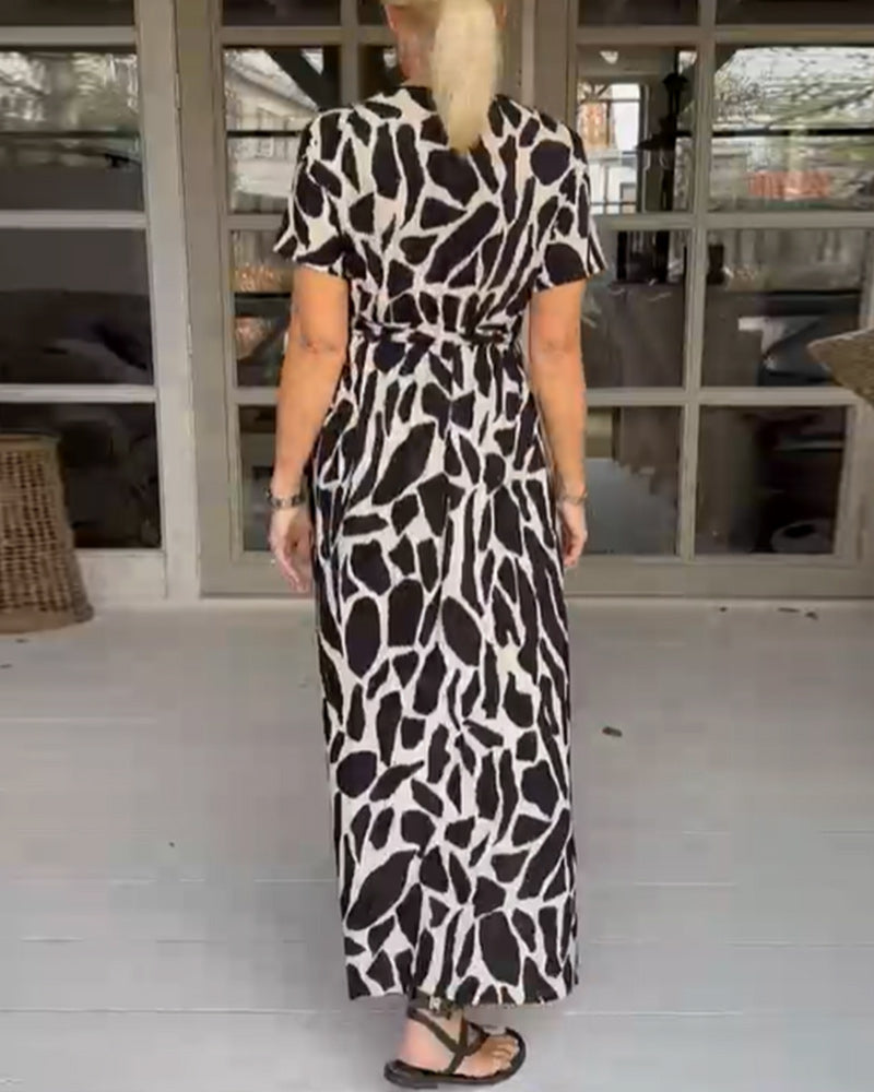 Robe à manches courtes avec col en V