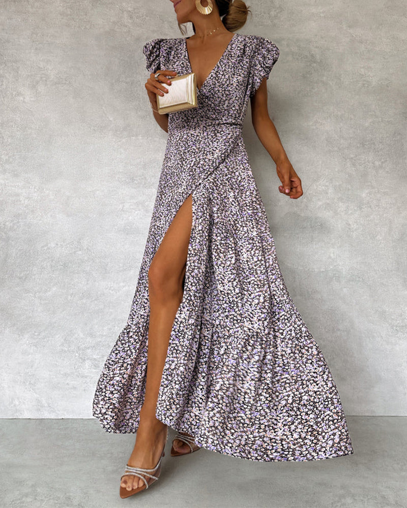 Robe élégante avec manches volantées et fente