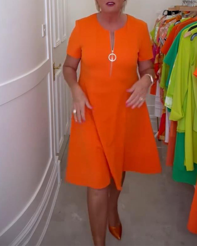 Robe à manches courtes avec fermeture éclair de couleur unie