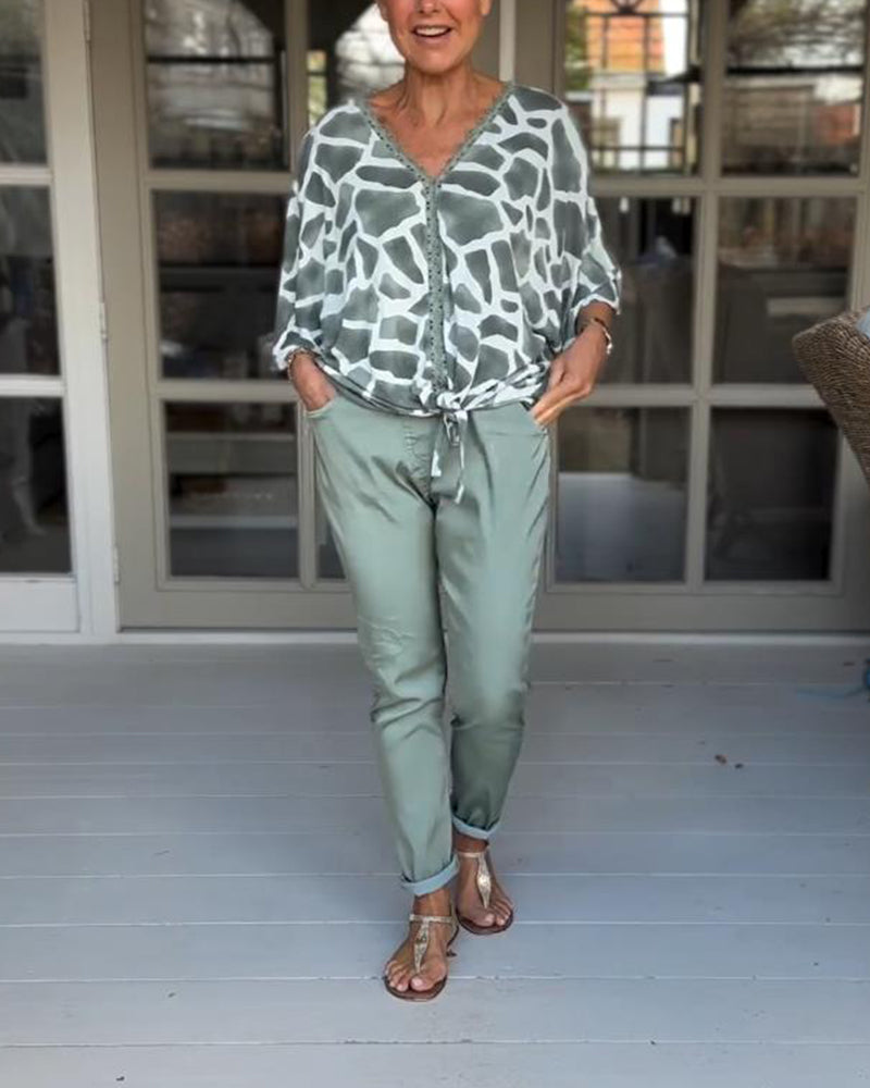 Blouse élégante imprimée col V manches chauve-souris