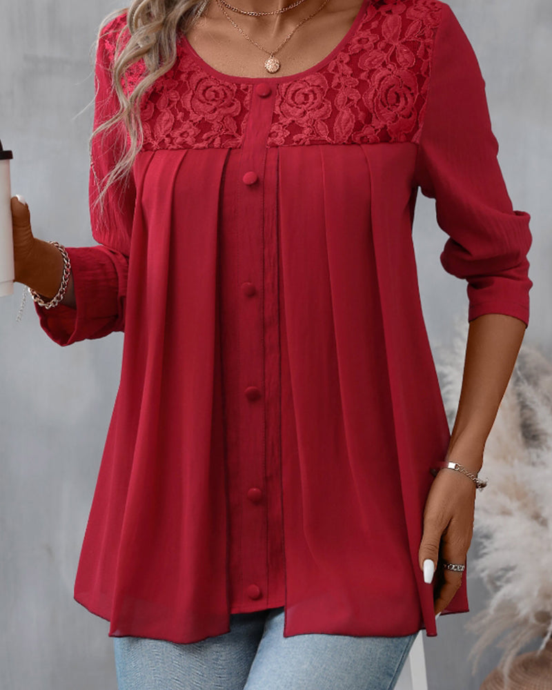 Élégant top en dentelle boutonné avec encolure ronde