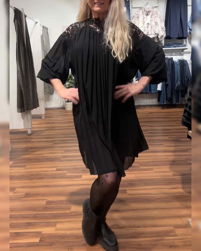 Une robe stylée unie patchwork et plissée