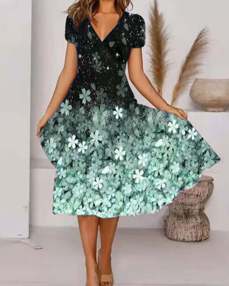 Robe Courte À Manches Avec Encolure En V Et Motif Floral