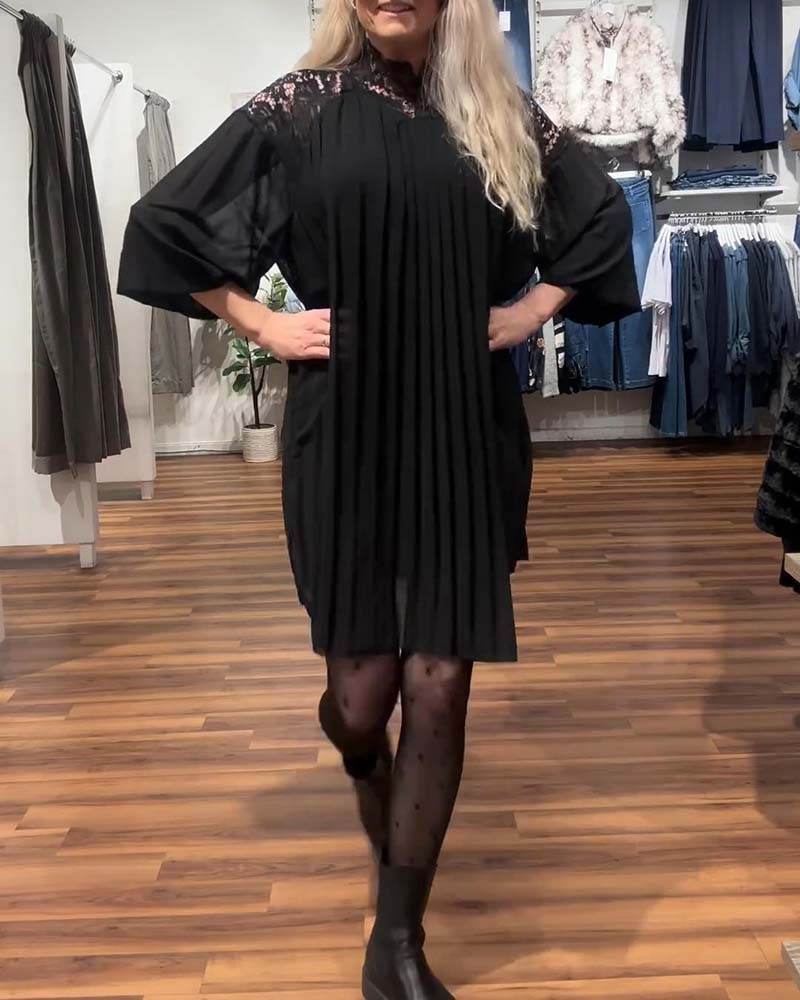 Une robe stylée unie patchwork et plissée