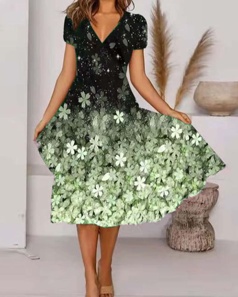 Robe Courte À Manches Avec Encolure En V Et Motif Floral