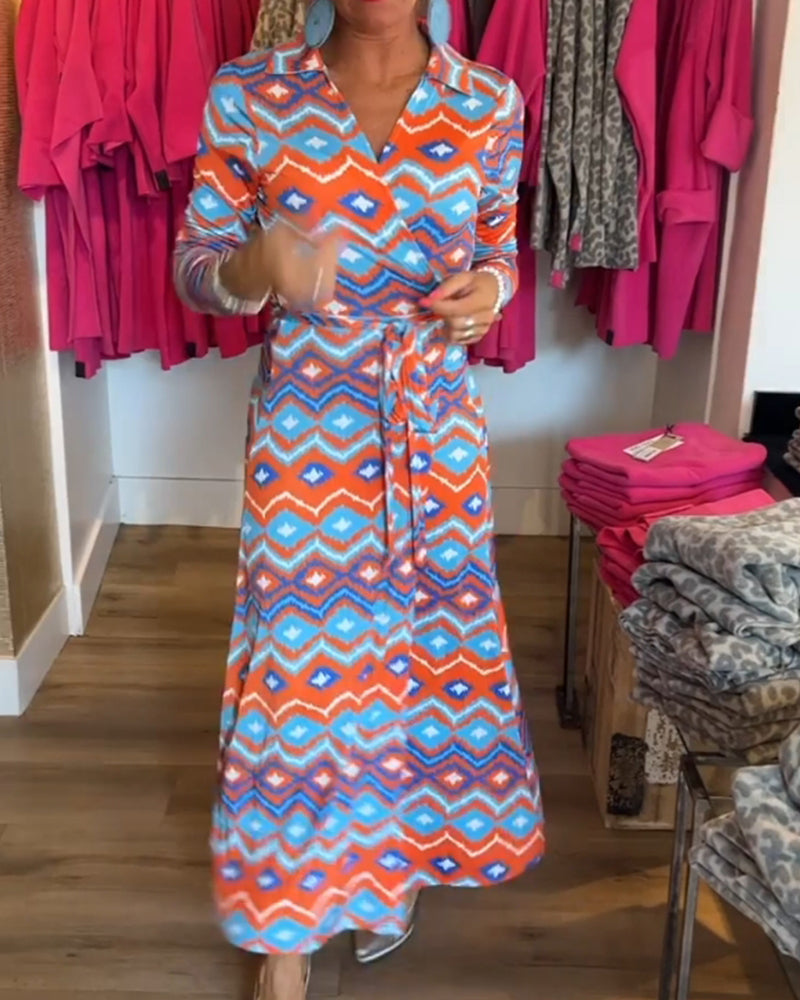 Robe à bretelles et revers imprimés colorés