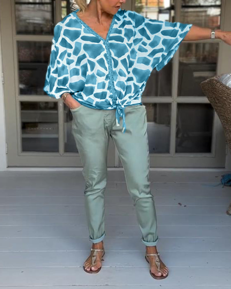 Blouse élégante imprimée col V manches chauve-souris