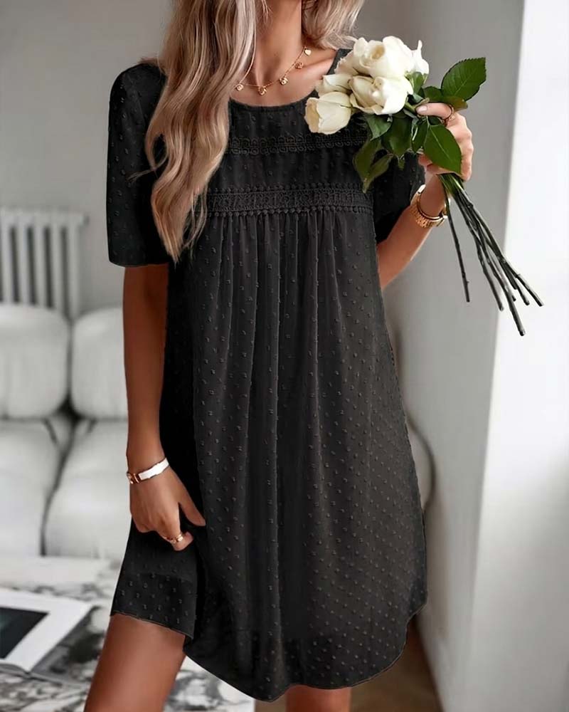 Robe Unie Col Rond Floral Tridimensionnel Plissé