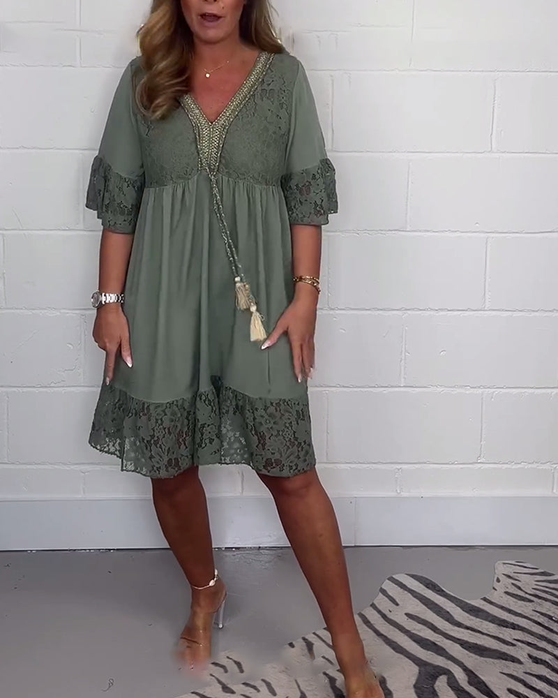 Robe ample élégante en dentelle de couleur unie à col en V