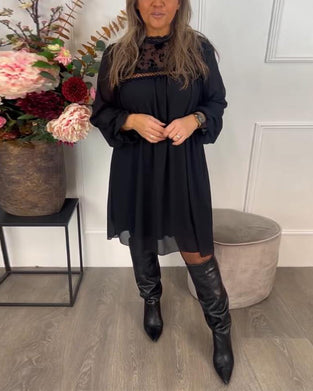 Robe Avec Détail de Découpe en Dentelle, Design à Manches Bouffantes Et Aura Élégante