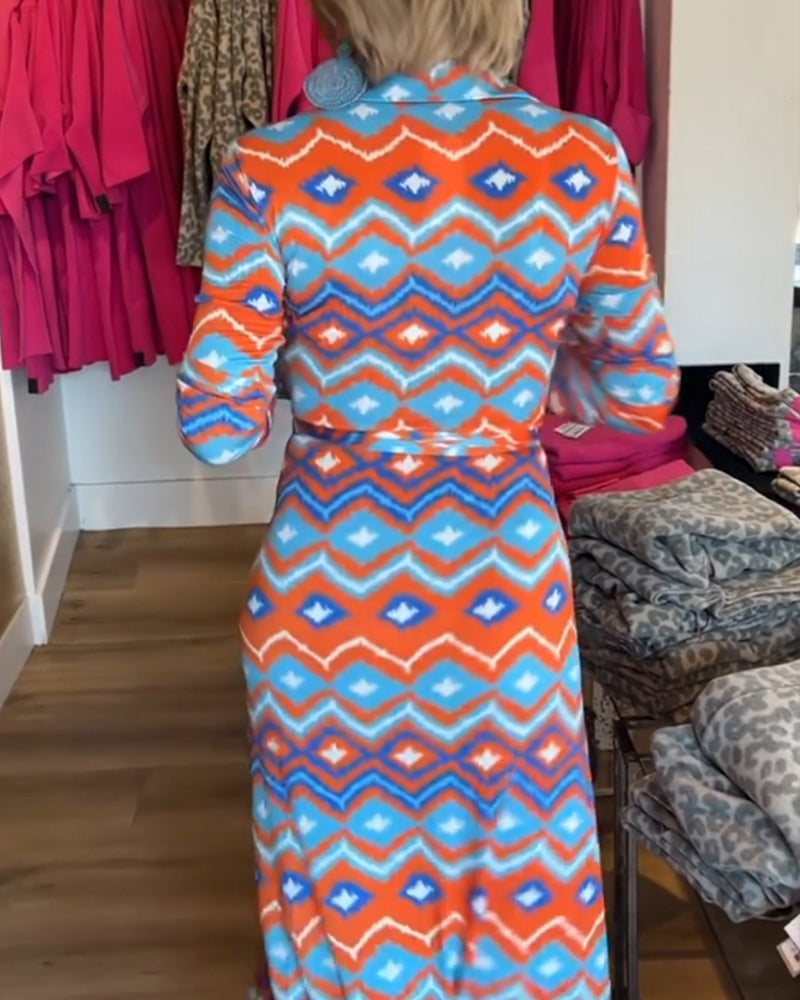 Robe à bretelles et revers imprimés colorés