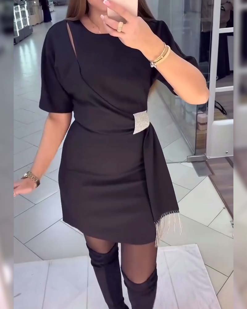 Robe élégante unie à manches courtes et à franges