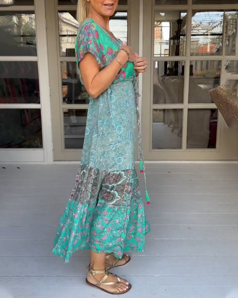 Robe élégante nouée à col en V imprimée