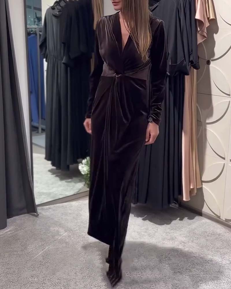 Robe élégante à col en V et coupe ajustée