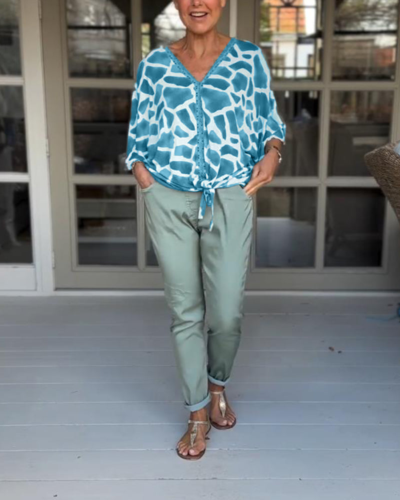 Blouse élégante imprimée col V manches chauve-souris