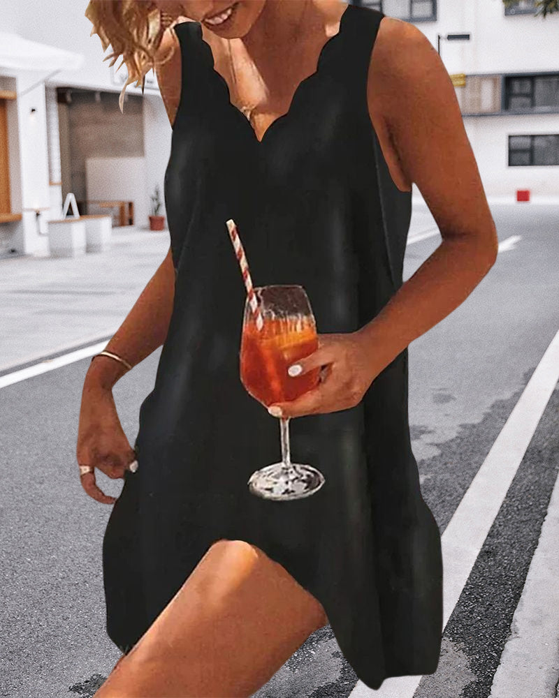 Petite Robe noire à encolure ondulée