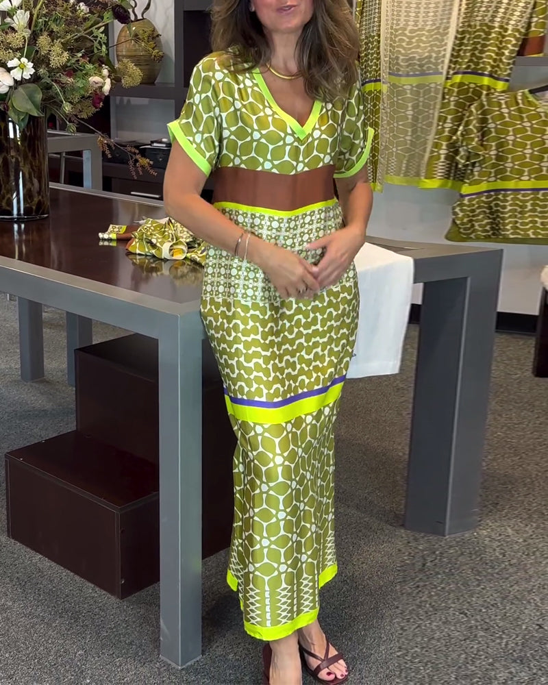 Robe longue imprimée contrastée à manches courtes et col en V