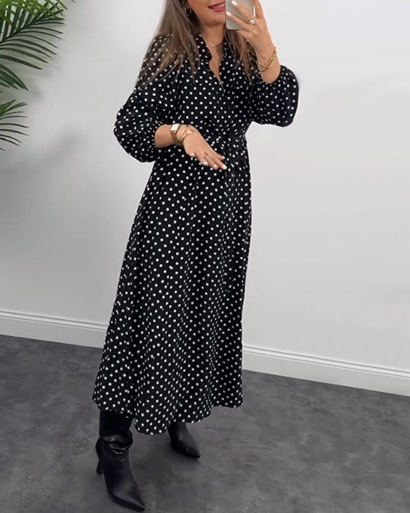 Robe élégante avec revers imprimé à pois