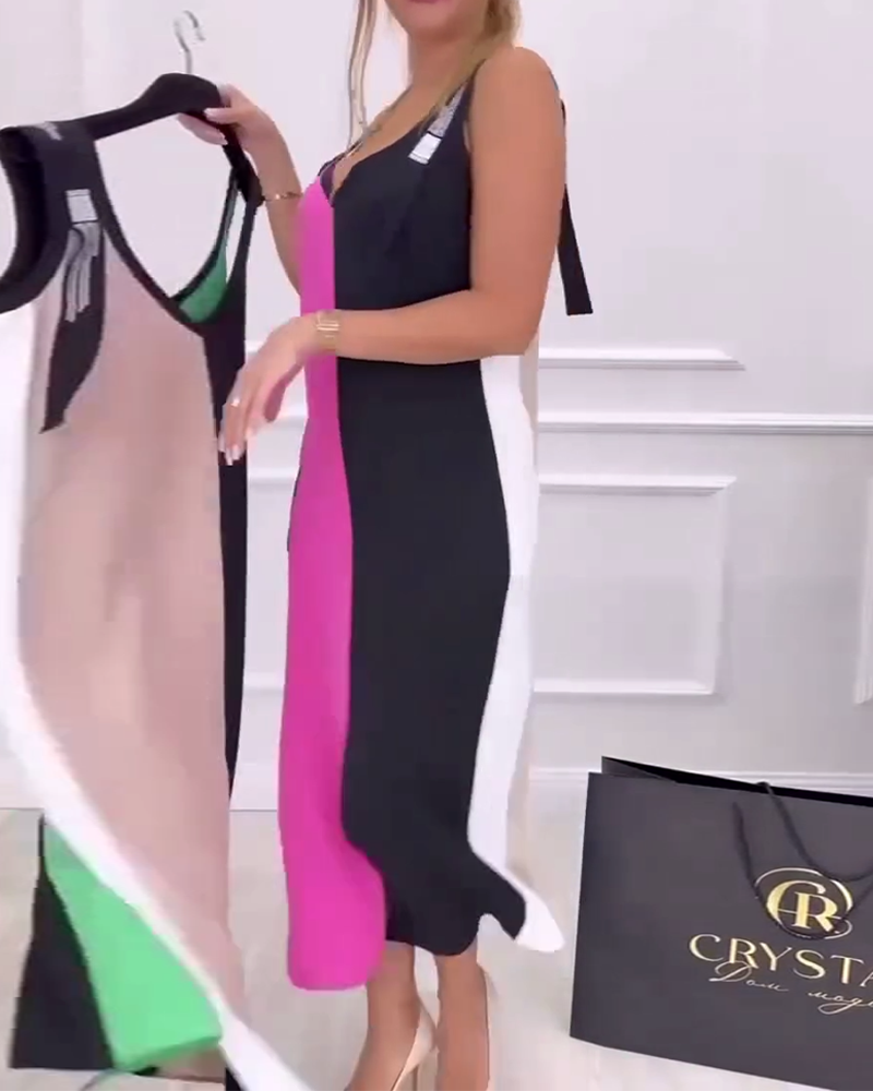 Robe à la mode avec fente de couleur contrastée