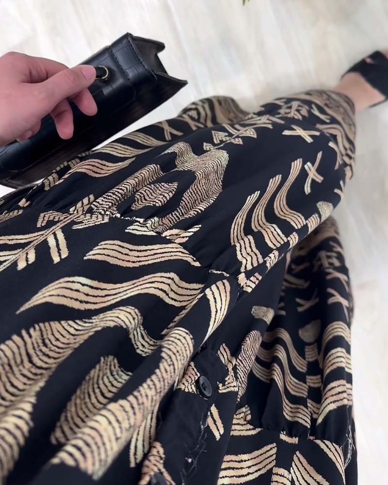 Robe imprimée à manches longues et col V