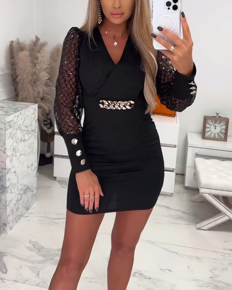 Robe À Col En V Avec Boutons Chaîne Et Empiècements En Tulle